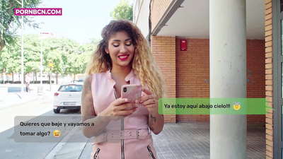 ภรรยานอกใจกำลังจะมีเพศสัมพันธ์กับคนรักสาวของเธออย่างหนักในขณะที่สามีของเธอทำงาน ลาติน่ากับหัวนมและก้นใหญ่ วีนัส อโฟรไดท์.